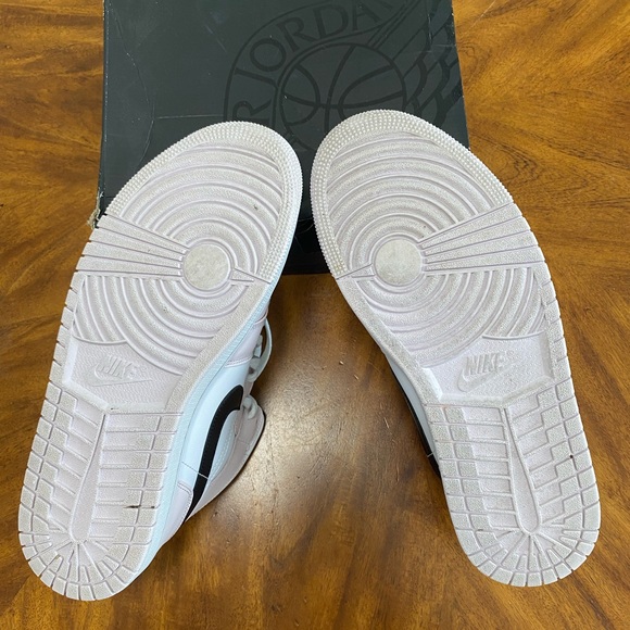 Jordan 1 Mid
Barely Rose - Picture 6 of 6